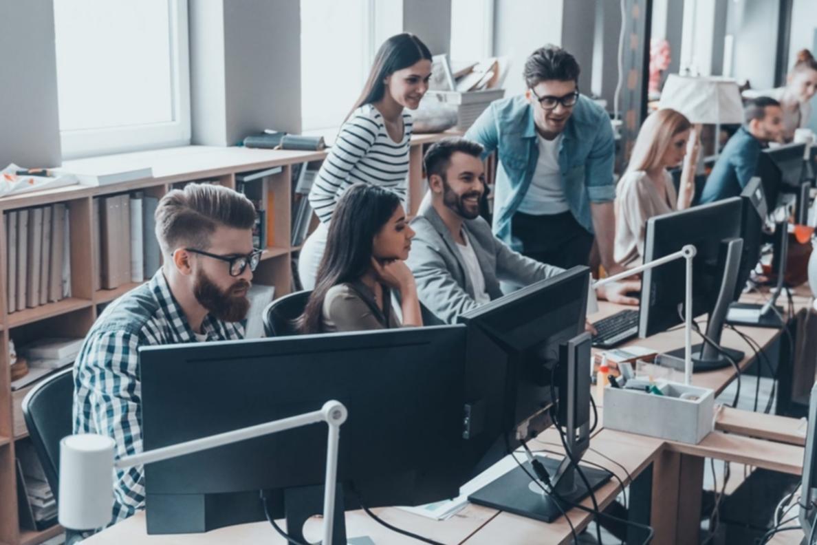 Ambiente di lavoro confortevole con laptop e tablet per seguire corsi online