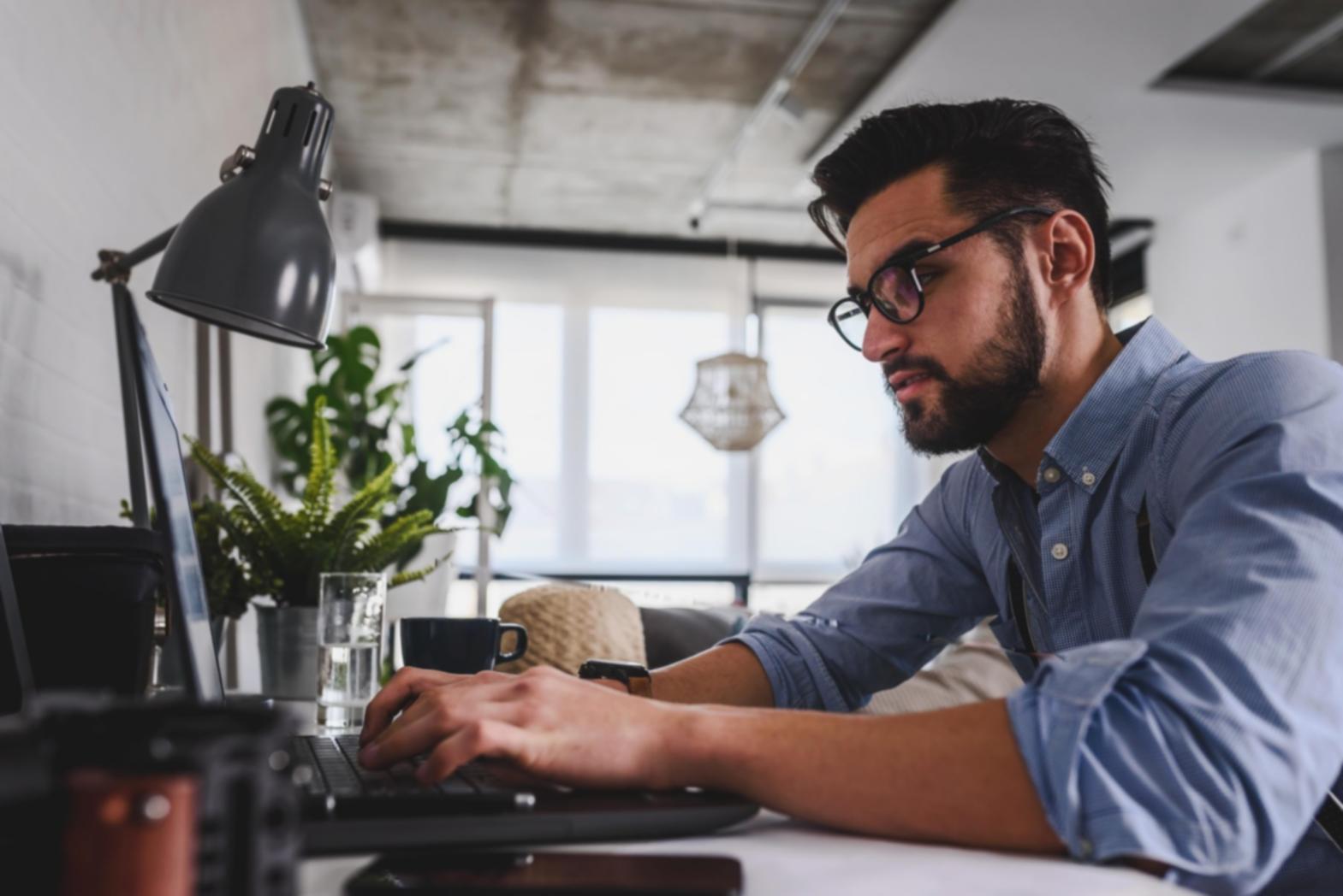 Persona che riflette durante un momento di crescita personale